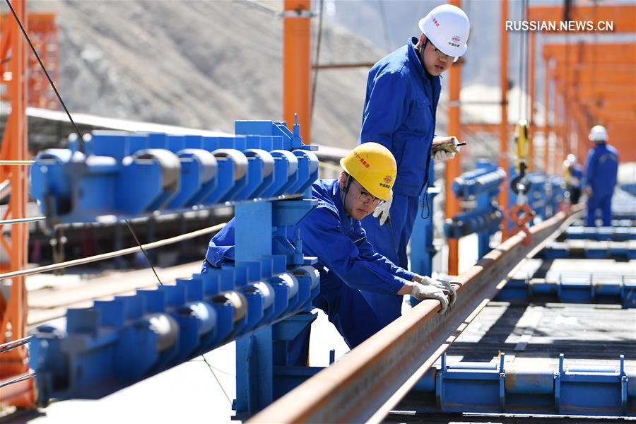 Подготовка рельсов бесстыкового пути на строительстве железной дороги Лхаса -- Ньингчи в Тибетском АР