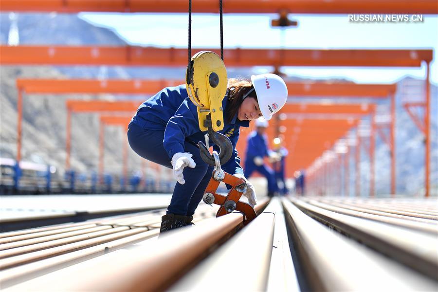 Подготовка рельсов бесстыкового пути на строительстве железной дороги Лхаса -- Ньингчи в Тибетском АР