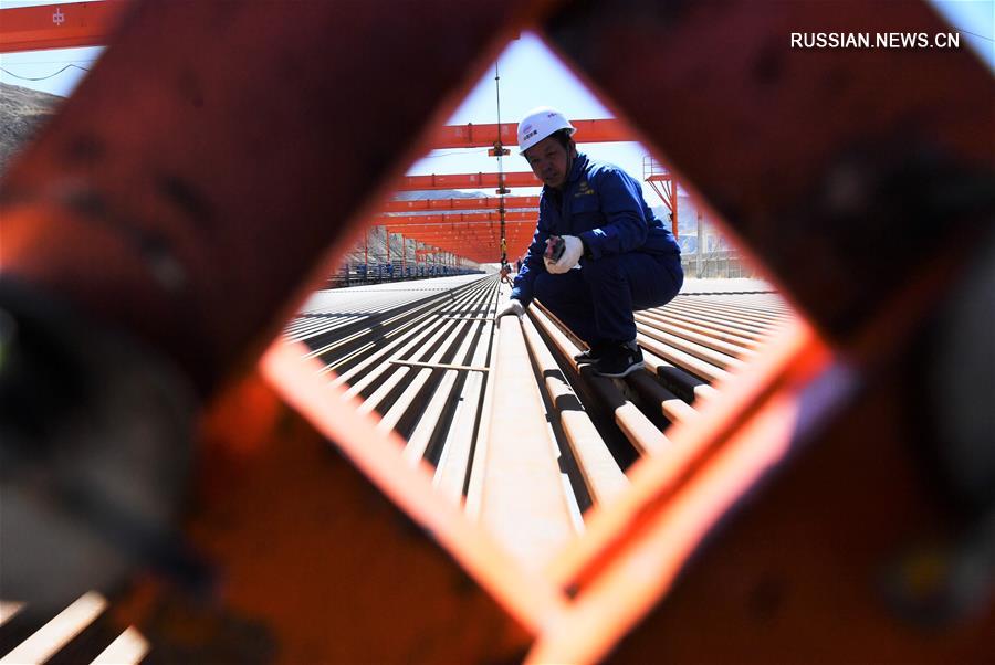 Подготовка рельсов бесстыкового пути на строительстве железной дороги Лхаса -- Ньингчи в Тибетском АР