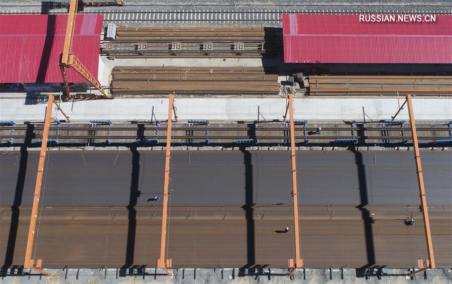 Подготовка рельсов бесстыкового пути на строительстве железной дороги Лхаса -- Ньингчи в Тибетском АР