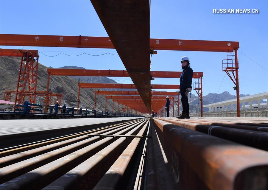 Подготовка рельсов бесстыкового пути на строительстве железной дороги Лхаса -- Ньингчи в Тибетском АР