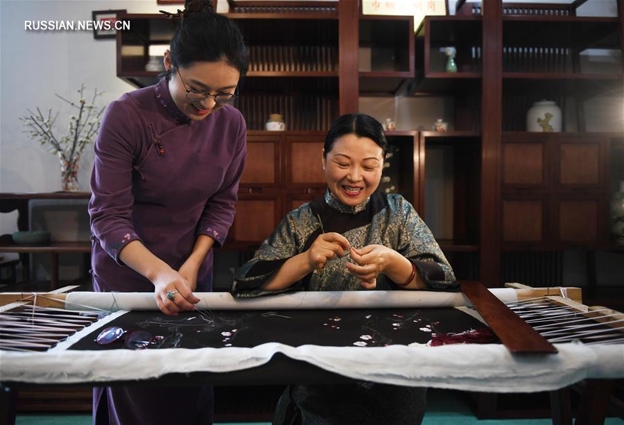 Мастерица из Цзянсу хранит традиции сучжоуской вышивки