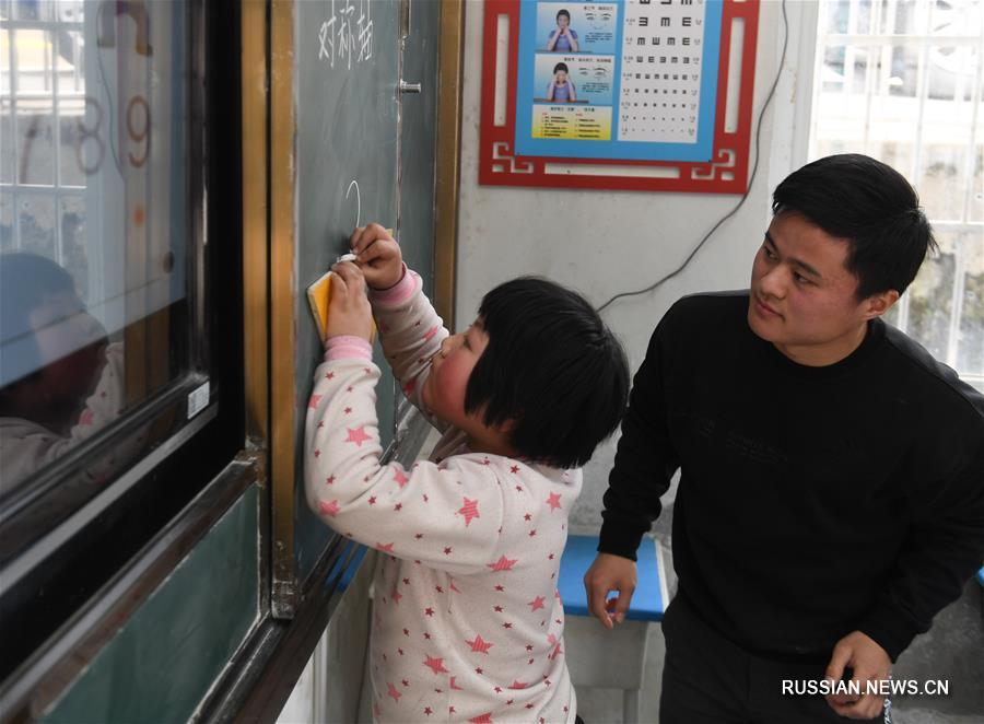 Супружеская чета молодых учителей горной школы в провинции Аньхой