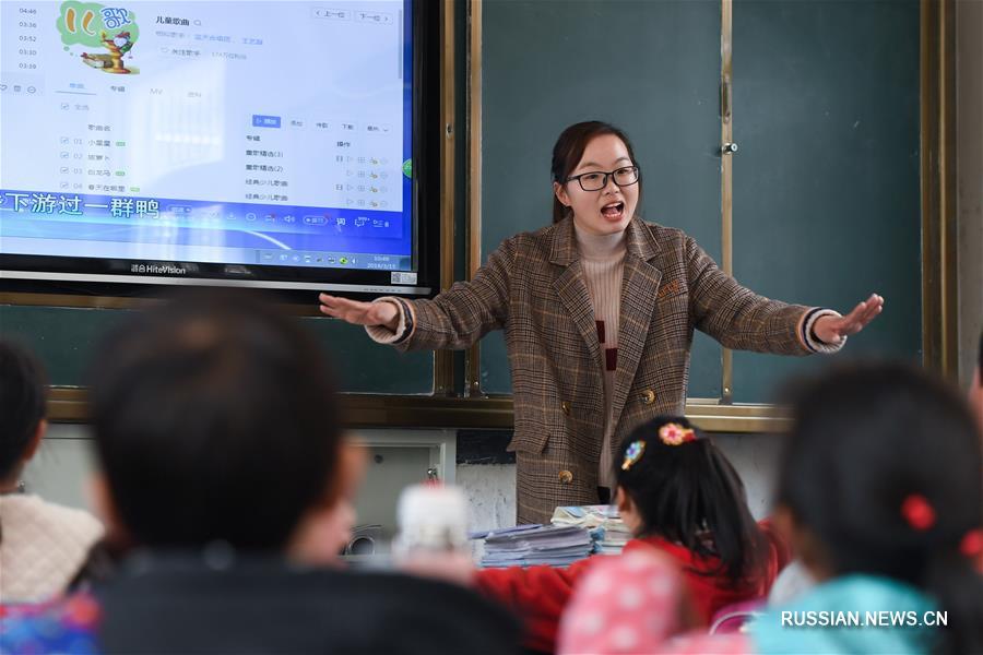 Супружеская чета молодых учителей горной школы в провинции Аньхой