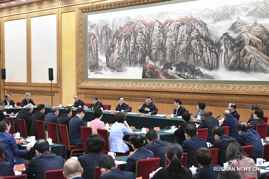 Си Цзиньпин возглавил симпозиум с участием педагогов идейно-политической теории
