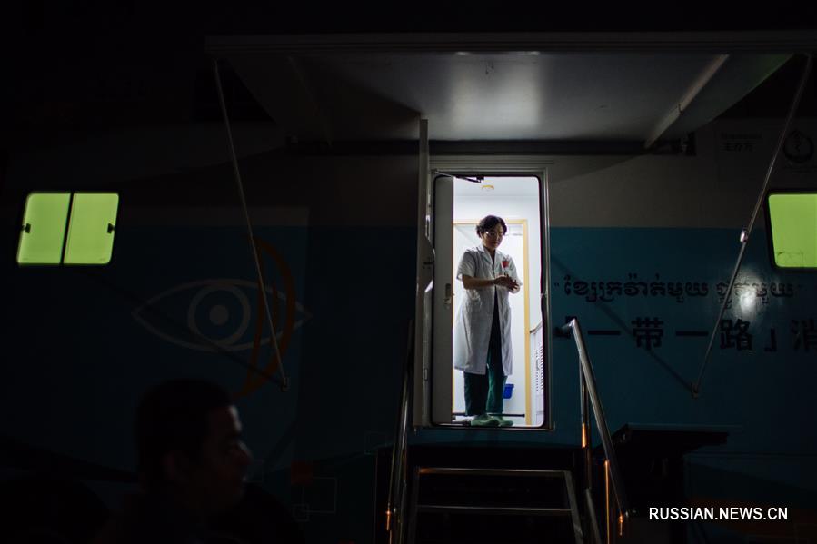 Китайские медики работают в камбоджийской глубинке