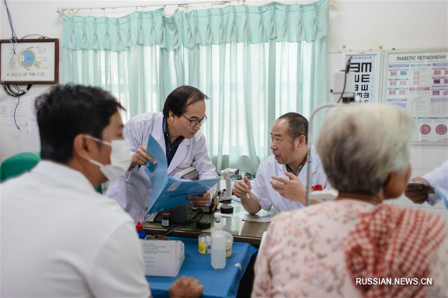 Китайские медики работают в камбоджийской глубинке