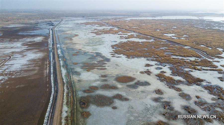 Таяние льда на озере Улансухай-Нур