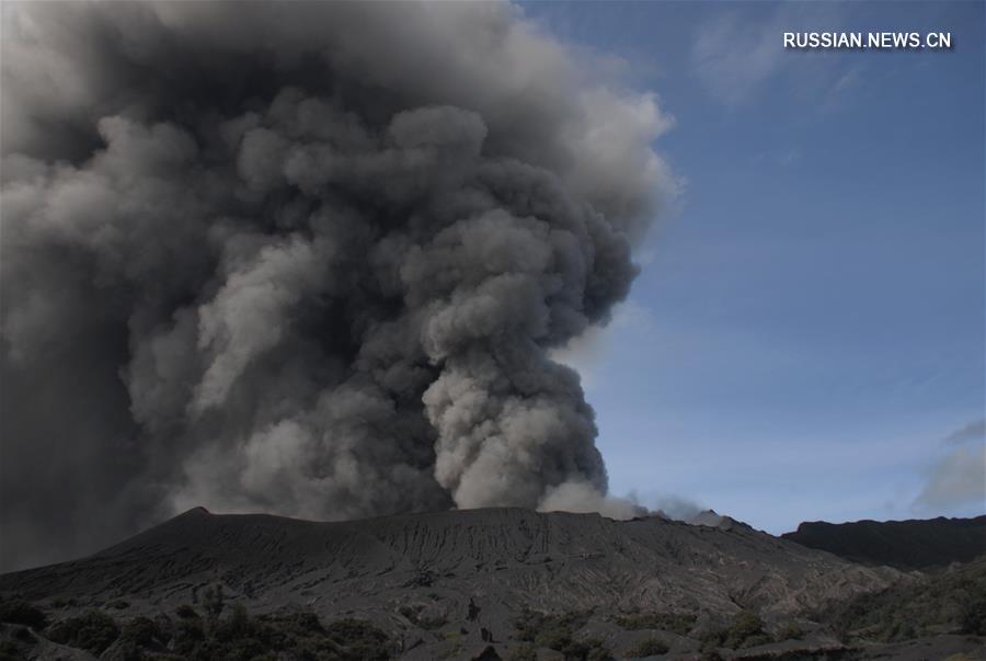 Вулкан Бромо во время извержения
