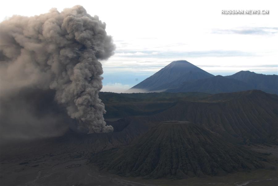 Вулкан Бромо во время извержения