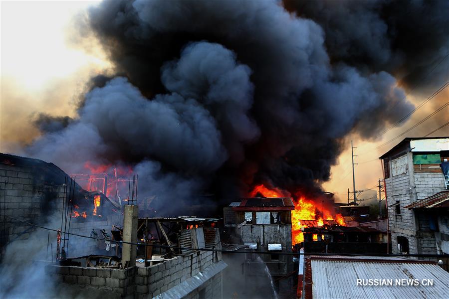 В трущобах на Филиппинах произошел пожар