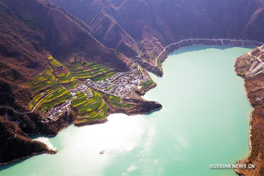Весенние пейзажи реки Байлунцзян на северо-западе Китая