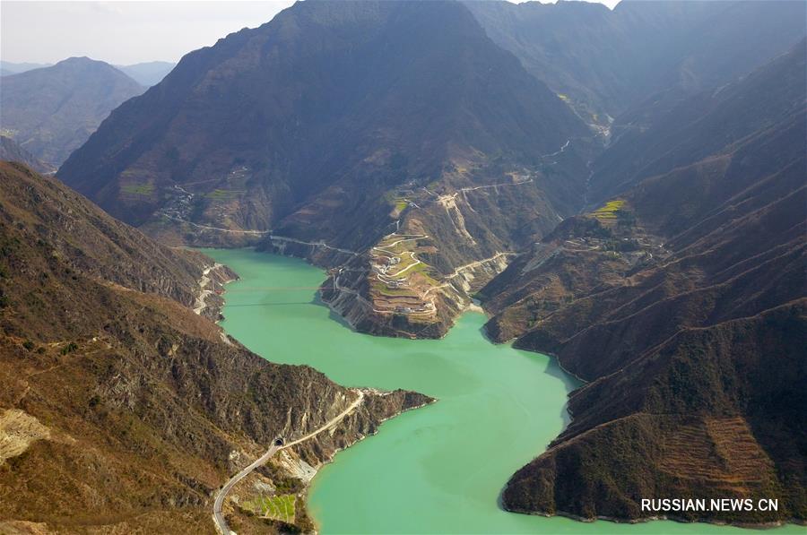 Весенние пейзажи реки Байлунцзян на северо-западе Китая