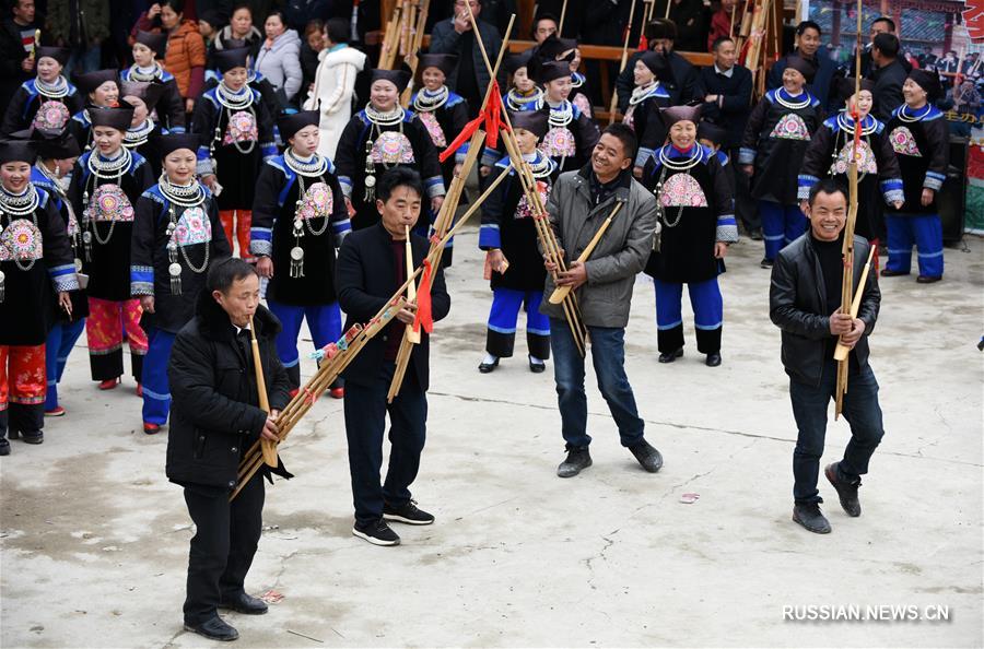 Фестиваль песен и танцев с бамбуковыми свирелями в провинции Гуйчжоу