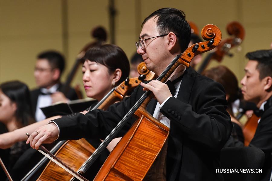 Китайские музыканты представили слушателям в Москве концерт для фортепьяно с оркестром "Сон в красном тереме"