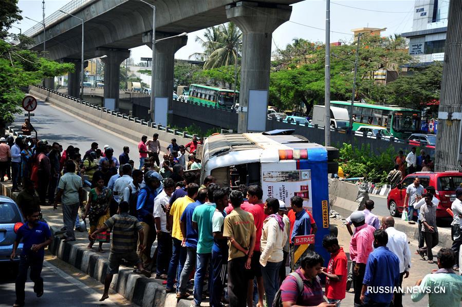 В индийском городе Бангалор более 20 человек пострадали в результате ДТП 