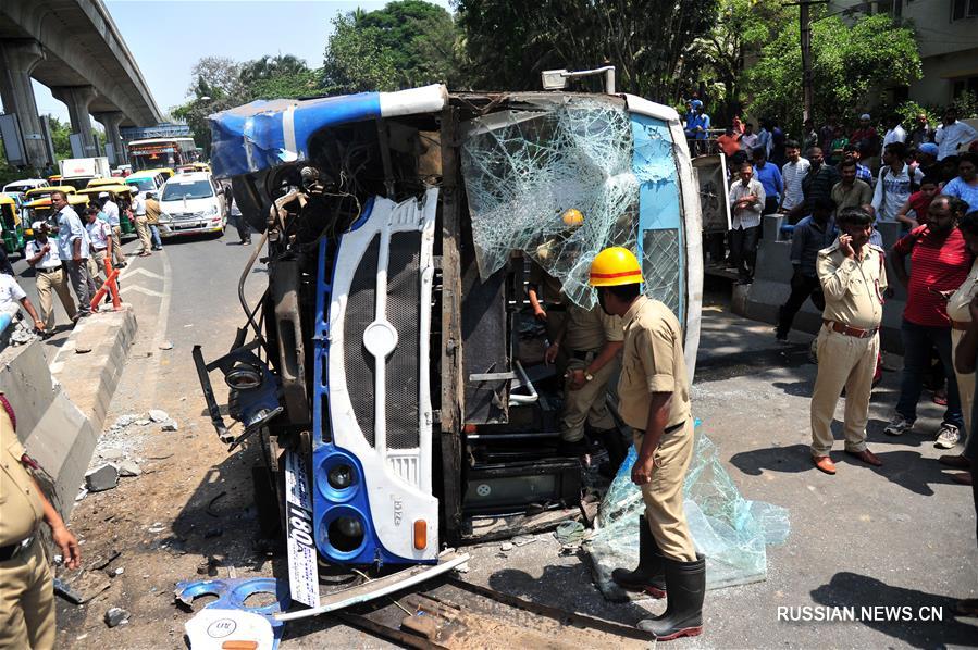 В индийском городе Бангалор более 20 человек пострадали в результате ДТП 