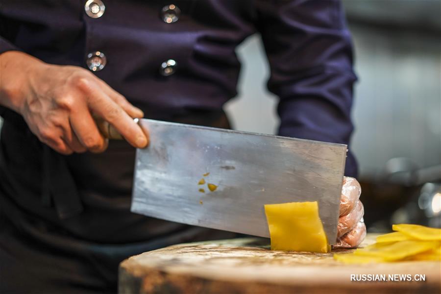 Производство квашеной овощной горчицы в Чунцине