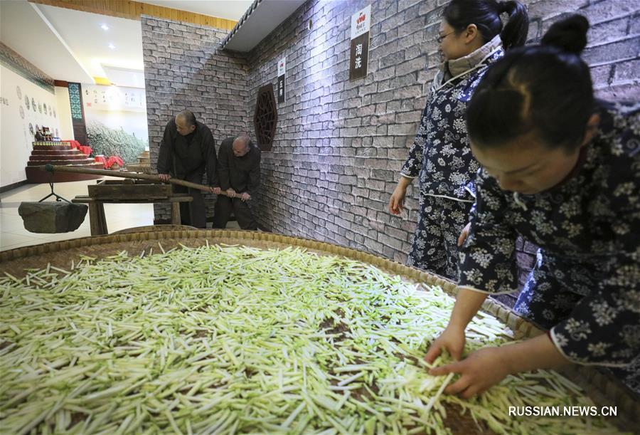 Производство квашеной овощной горчицы в Чунцине