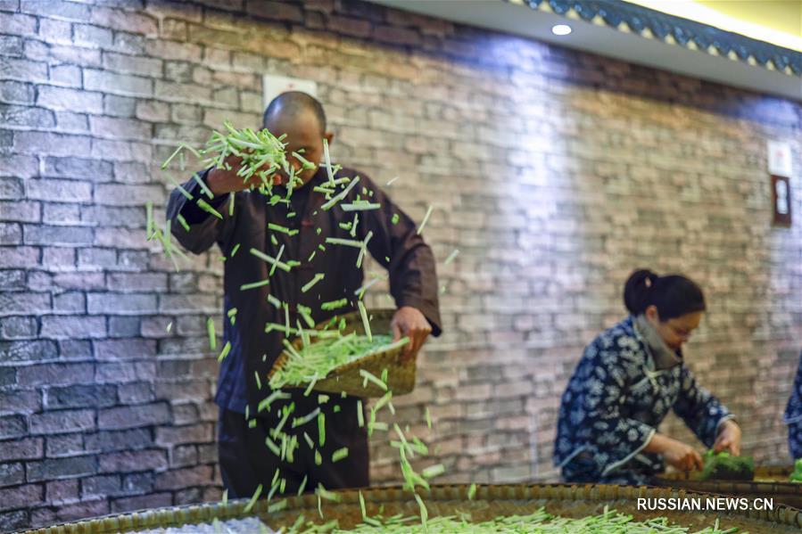 Производство квашеной овощной горчицы в Чунцине