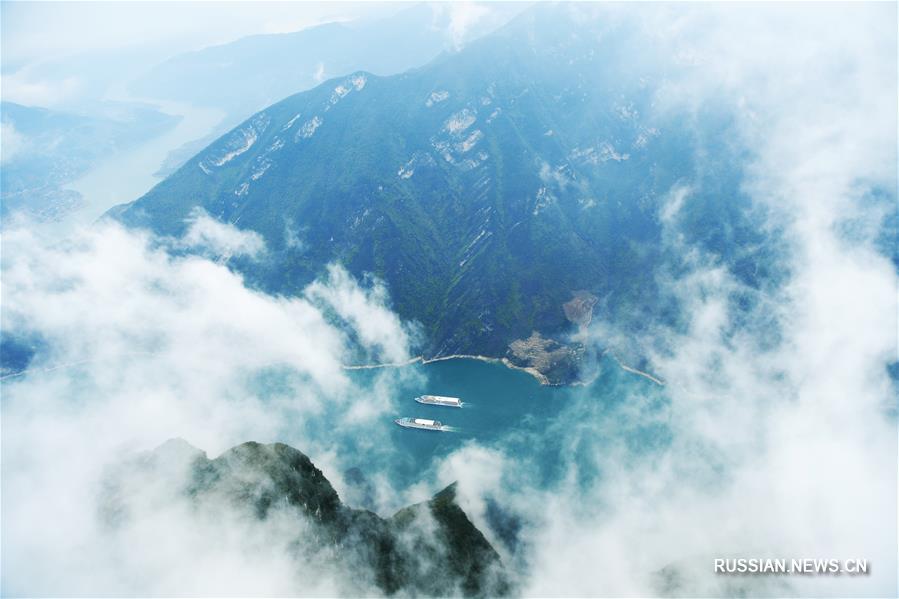 Ущелье Цюйтан в чарующих облаках тумана