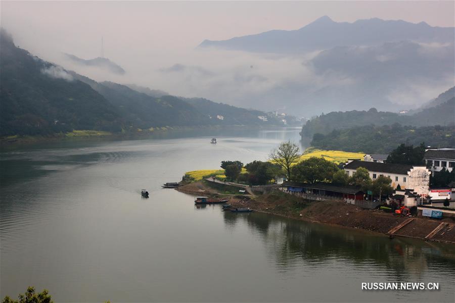Весна на реке Синьаньцзян в провинции Аньхой 