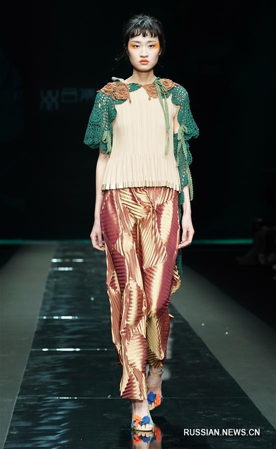 Показ коллекции дизайнера Чжан Ичао на Неделе моды в Пекине