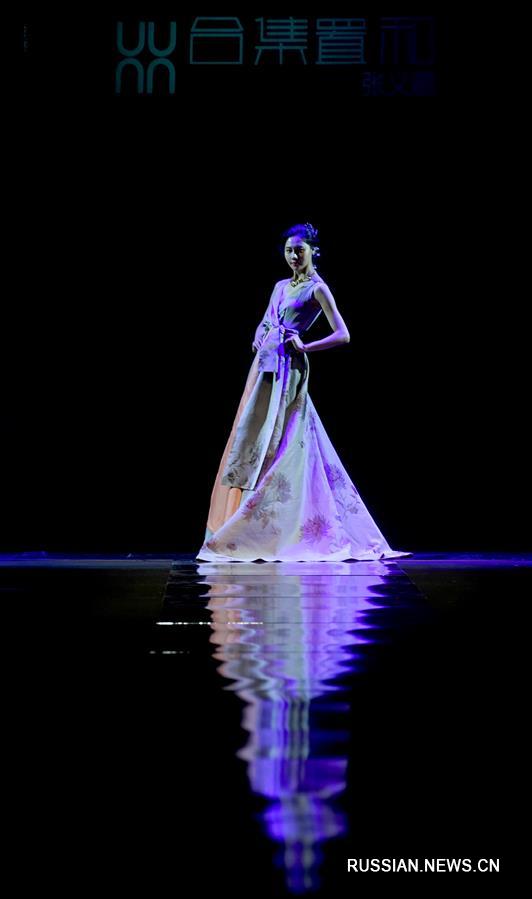 Показ коллекции дизайнера Чжан Ичао на Неделе моды в Пекине