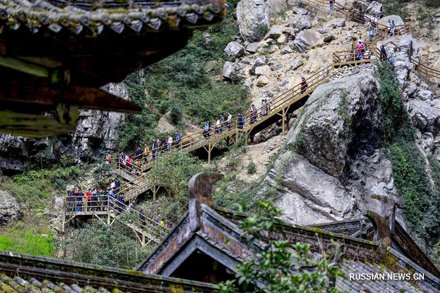 Весна в ландшафтном парке Тяньшэн Саньцяо в Чунцине