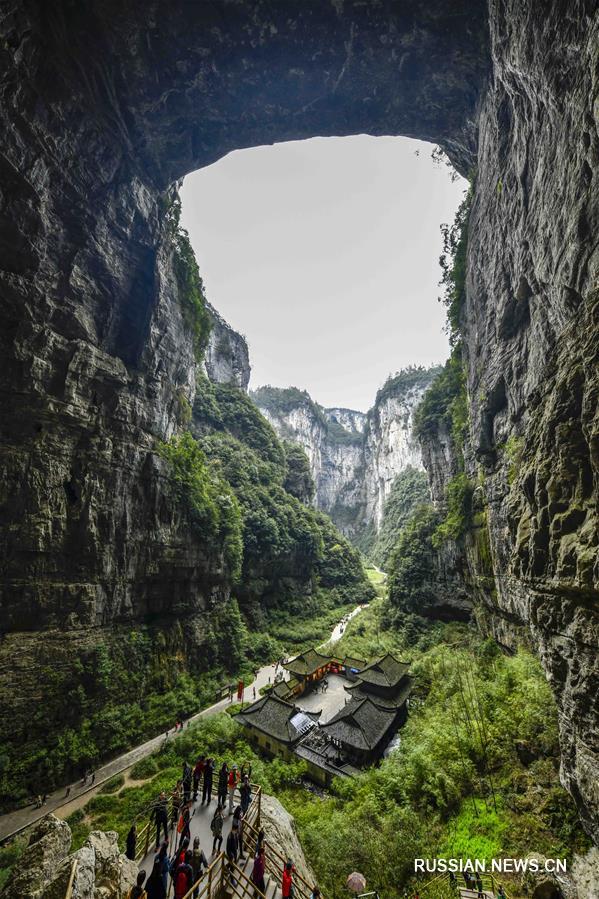 Весна в ландшафтном парке Тяньшэн Саньцяо в Чунцине