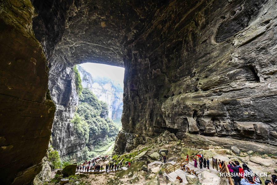 Весна в ландшафтном парке Тяньшэн Саньцяо в Чунцине