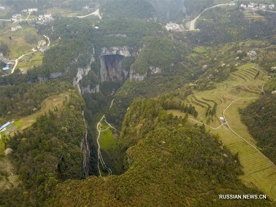 Весна в ландшафтном парке Тяньшэн Саньцяо в Чунцине