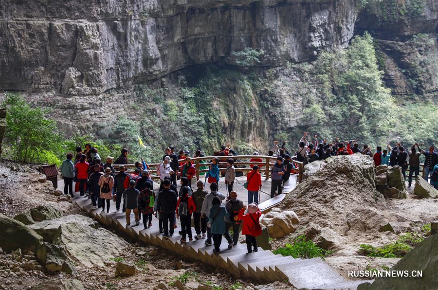 Весна в ландшафтном парке Тяньшэн Саньцяо в Чунцине
