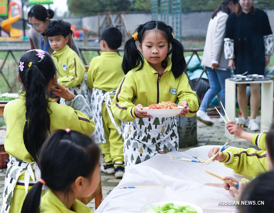 "Обед на меже" в детском саду в провинции Чжэцзян
