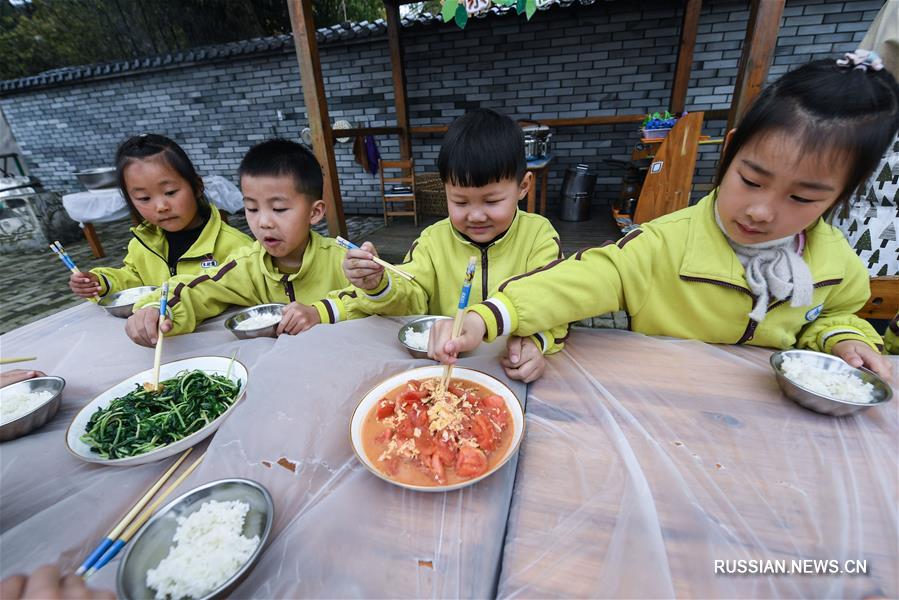 "Обед на меже" в детском саду в провинции Чжэцзян