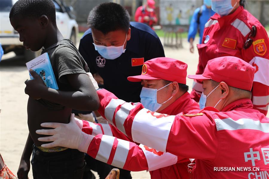 Китайские спасатели провели спасательную операцию в пострадавшем от циклона районе Мозамбика