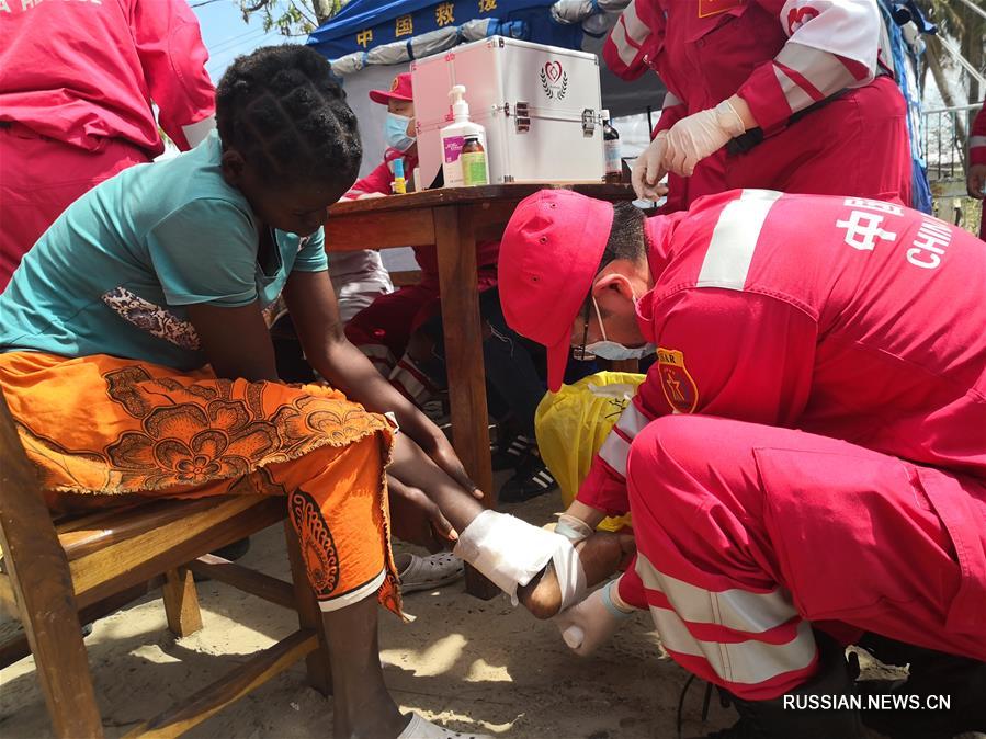 Китайские спасатели провели спасательную операцию в пострадавшем от циклона районе Мозамбика