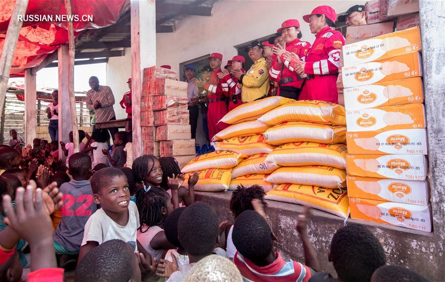 Китайские спасатели помогают детям в зоне бедствия в Мозамбике