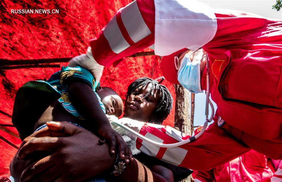 Китайские спасатели помогают детям в зоне бедствия в Мозамбике