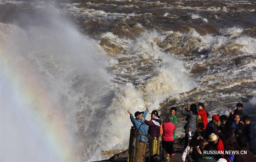 Весеннее половодье на водопаде Хукоу