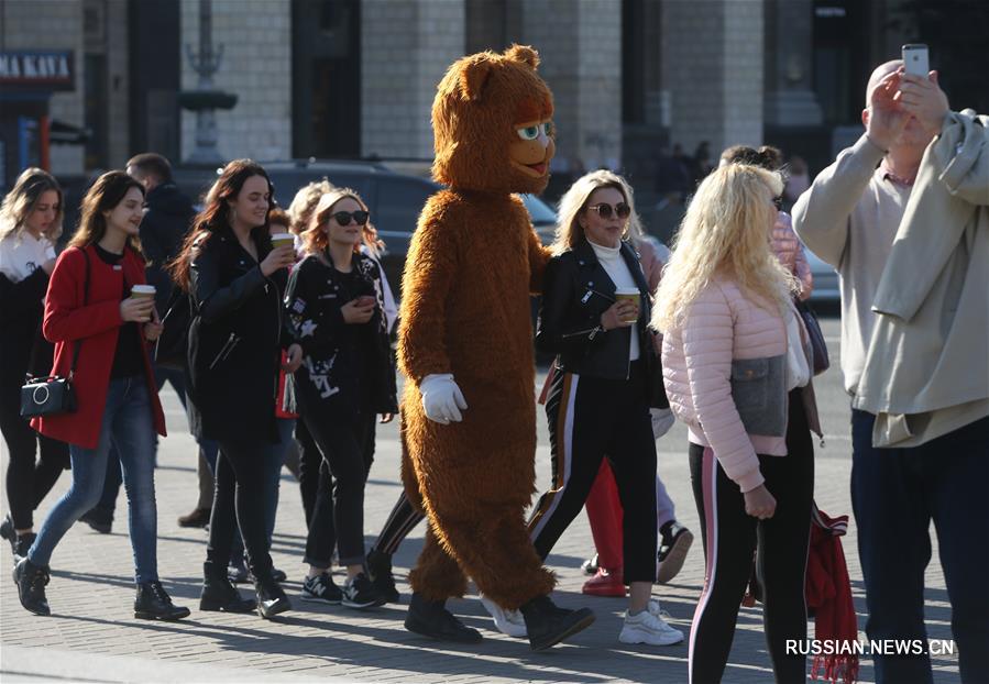 Накануне первого тура президентских выборов в Киев пришла весна