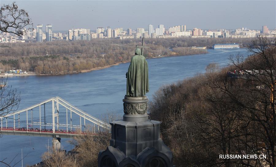 Накануне первого тура президентских выборов в Киев пришла весна