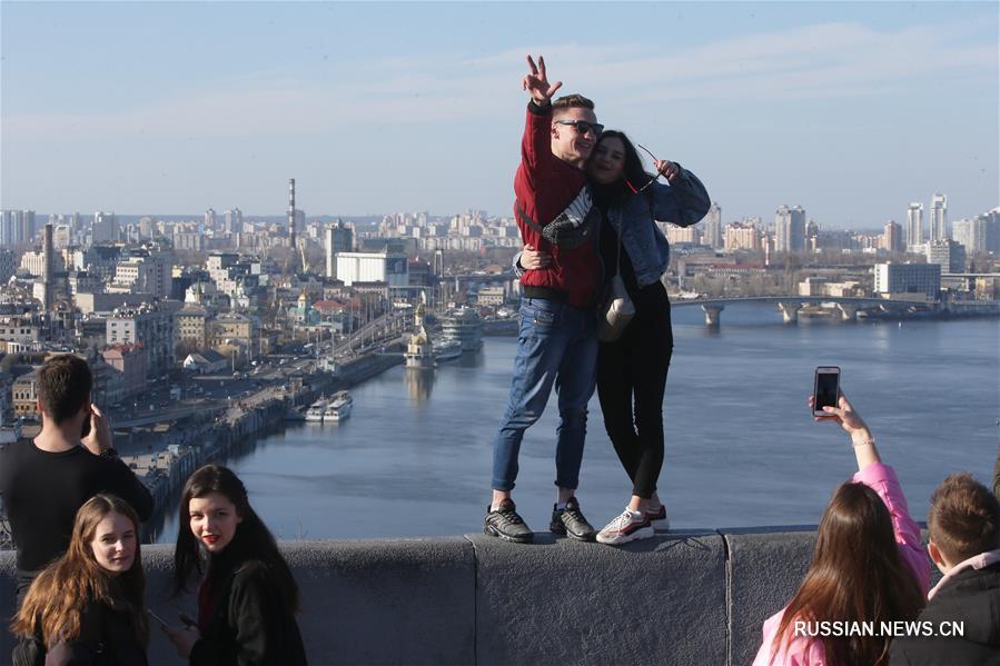 Накануне первого тура президентских выборов в Киев пришла весна