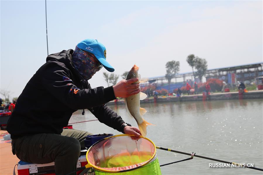 Соревнования по рыбной ловле на удочку в парке водно-болотных угодий Хунцзэху