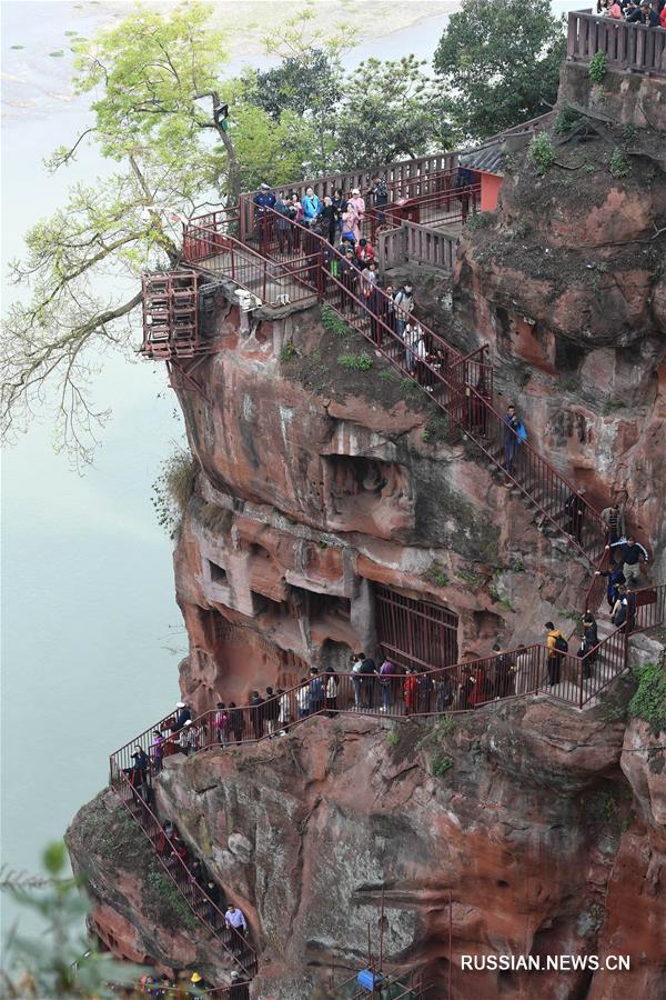 В провинции Сычуань вновь можно увидеть скульптуру Лэшаньского Будды