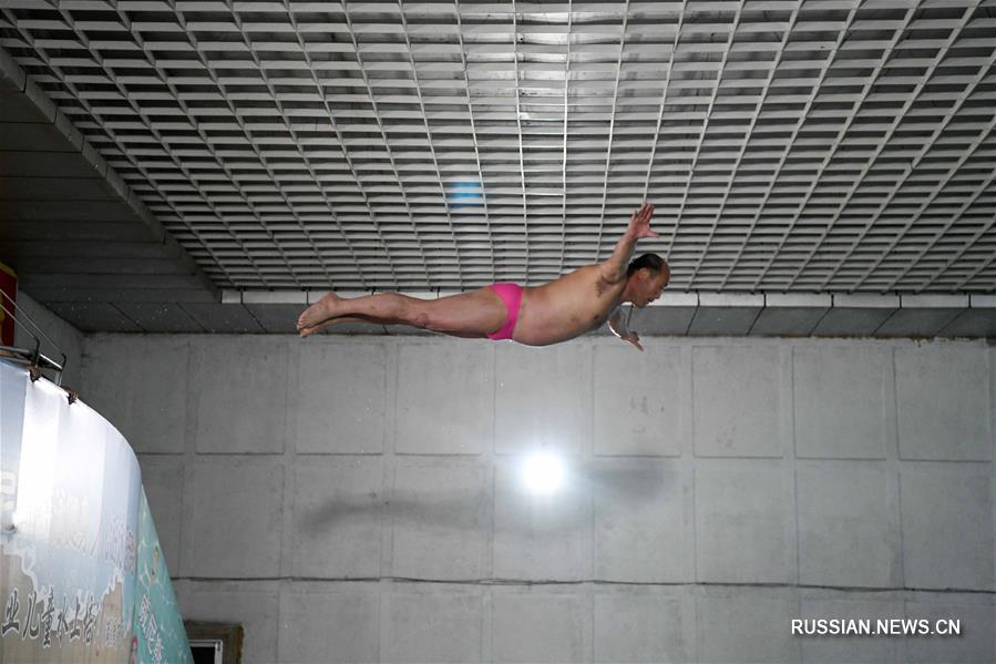 Пожилой любитель экстремальных прыжков в воду из города Муданьцзян