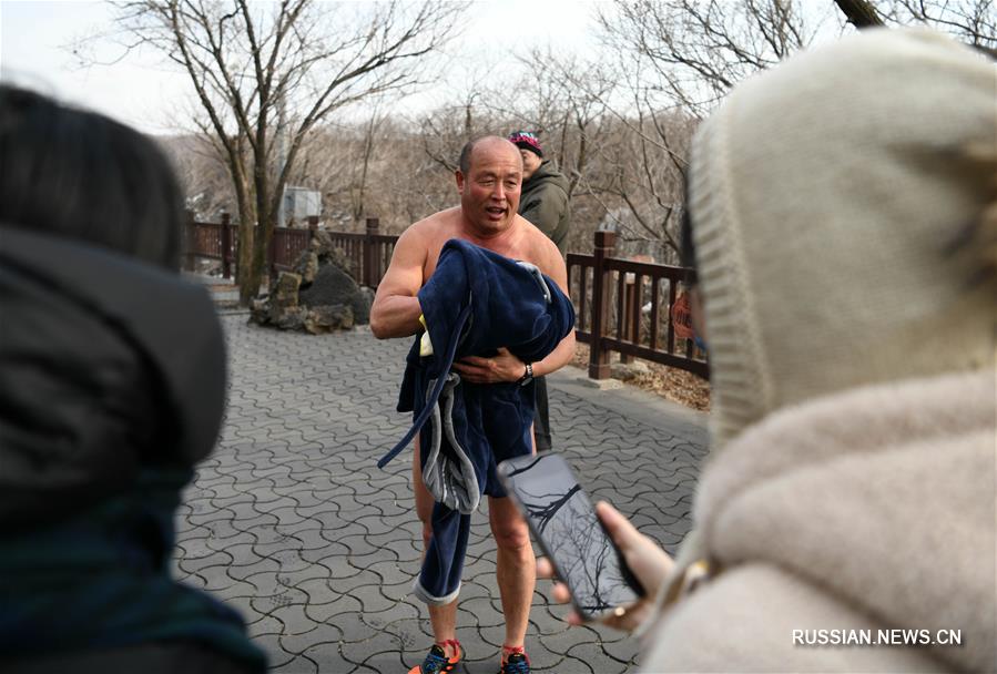 Пожилой любитель экстремальных прыжков в воду из города Муданьцзян