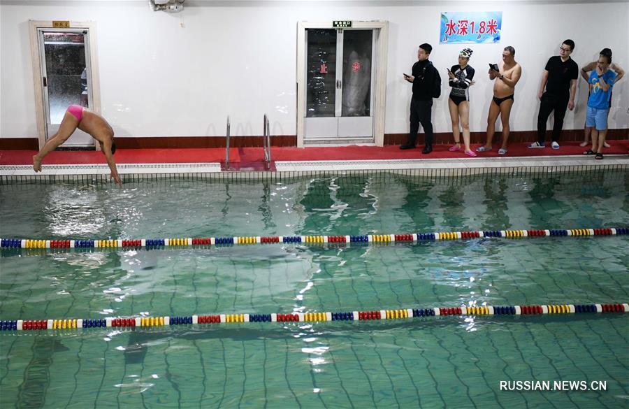 Пожилой любитель экстремальных прыжков в воду из города Муданьцзян