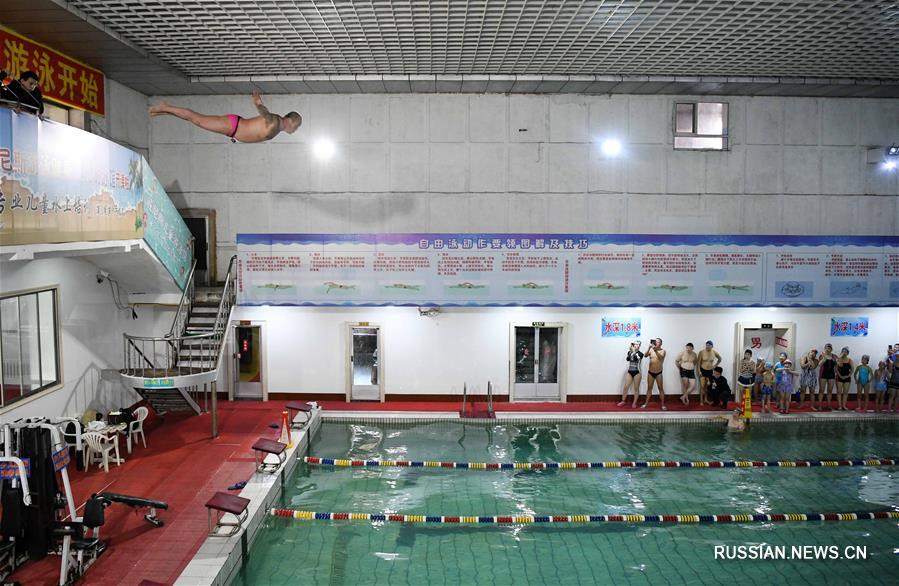 Пожилой любитель экстремальных прыжков в воду из города Муданьцзян