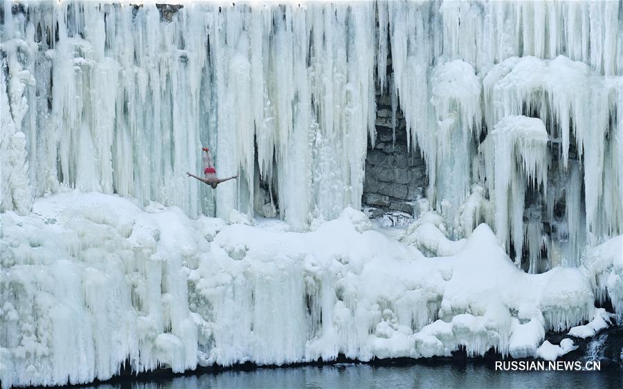 Пожилой любитель экстремальных прыжков в воду из города Муданьцзян 